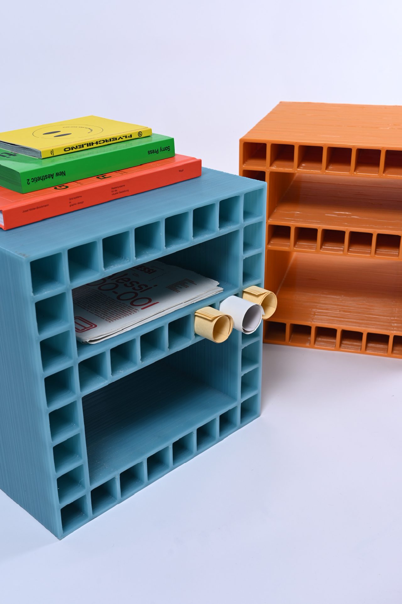 Modulo, teal module holding books beside an orange one